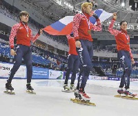 Эстафетная сборная России празднует успех
