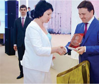 Андрей Воробьев вручает награду директору «Спартанца» Ирине Шихкеримовой