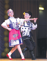 Солисты народного коллектива народного танца «Удальцы» Елизавета Смирнова и Никита Леонов
