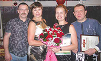 Победительница конкурса «Подари подарок любимому человеку!» 2012 года Светлана Белоконова с супругом (на снимке - слева) передала эстафету п