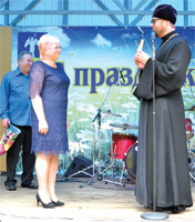 Светские и духовные власти в Гребневском работают сообща: в центре – Марина Бобырь, справа – о. Иоанн (Солнцев)